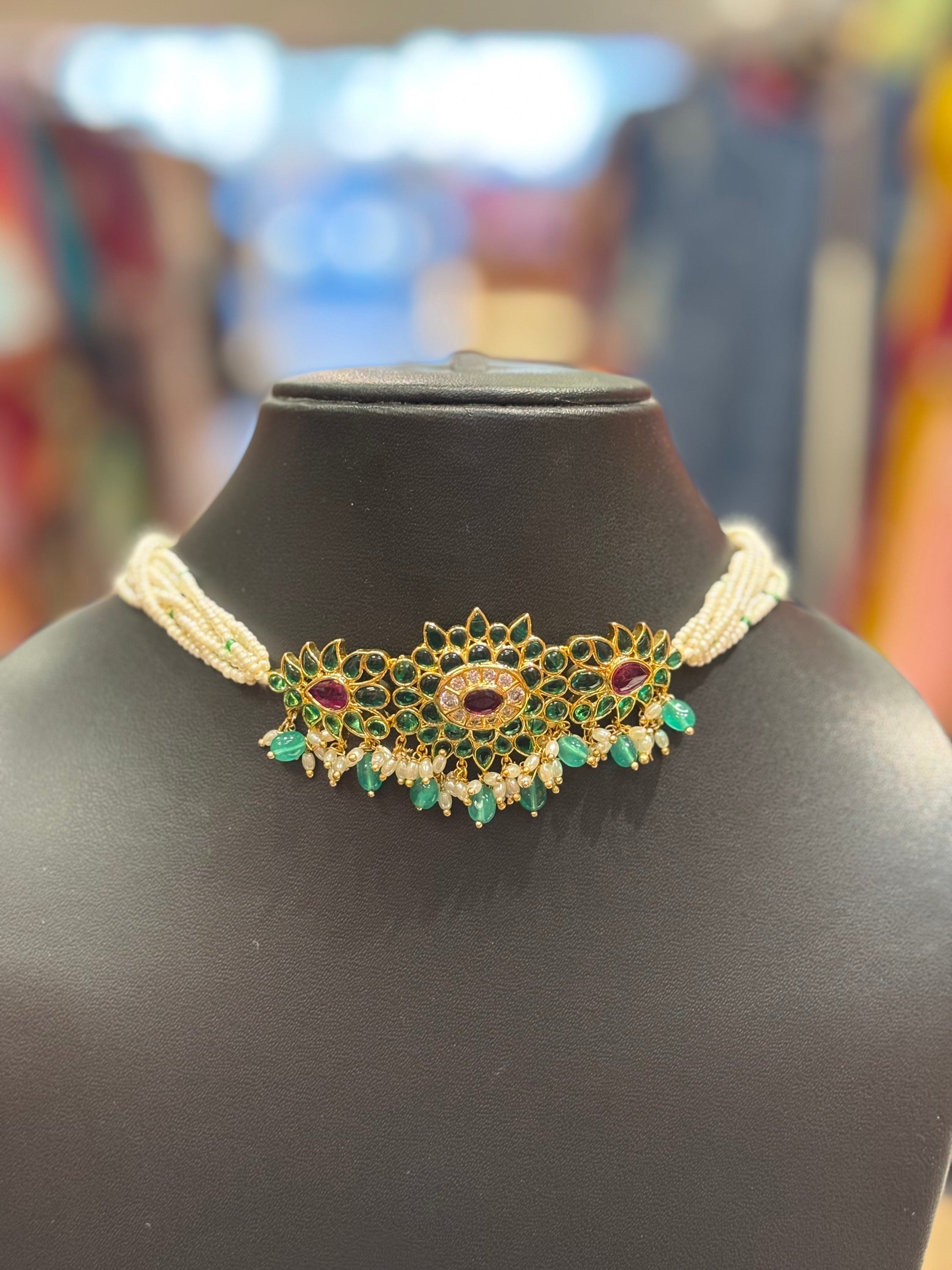 Choker set with small white pearls image 3