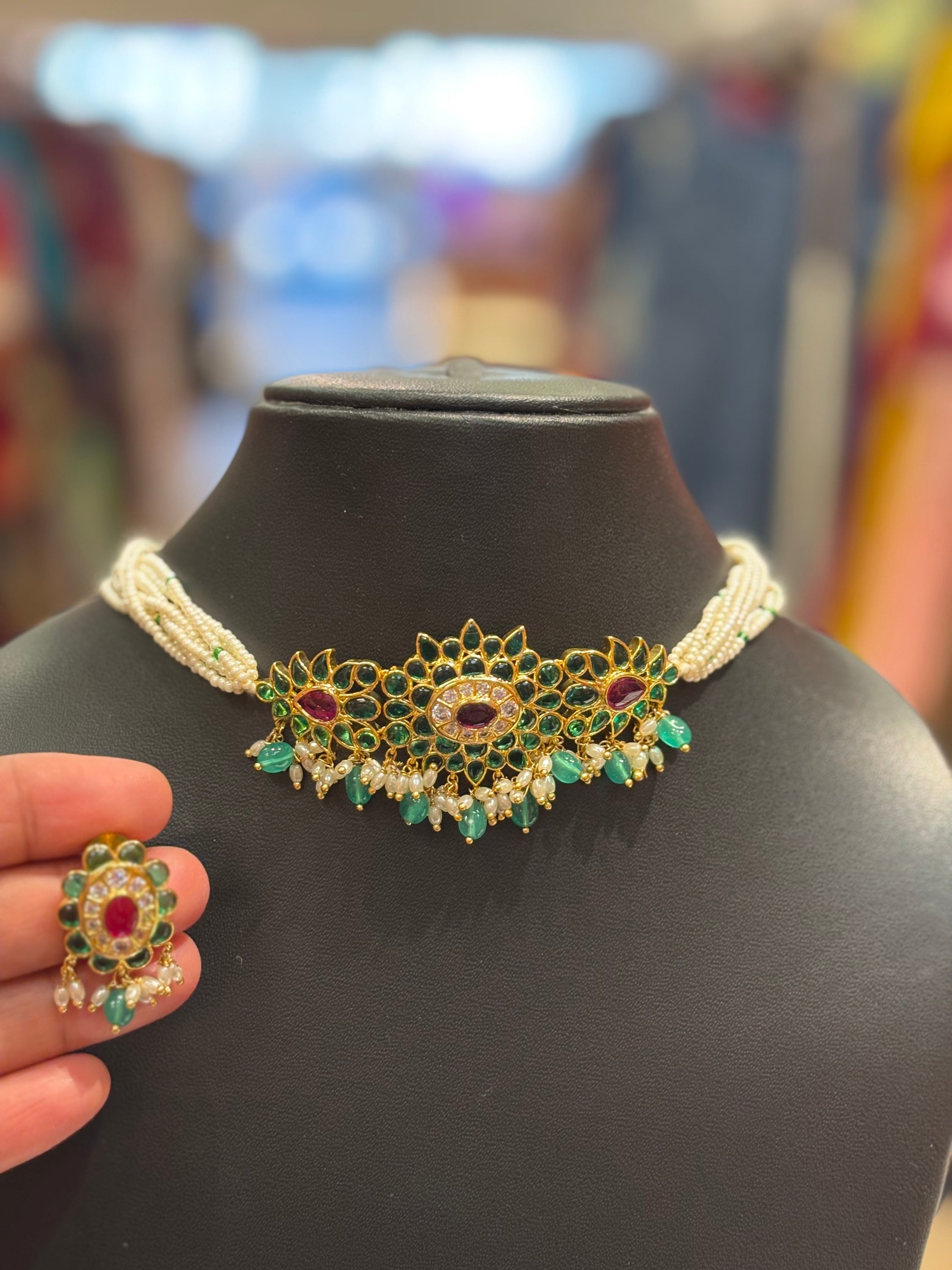 Choker set with small white pearls image 2