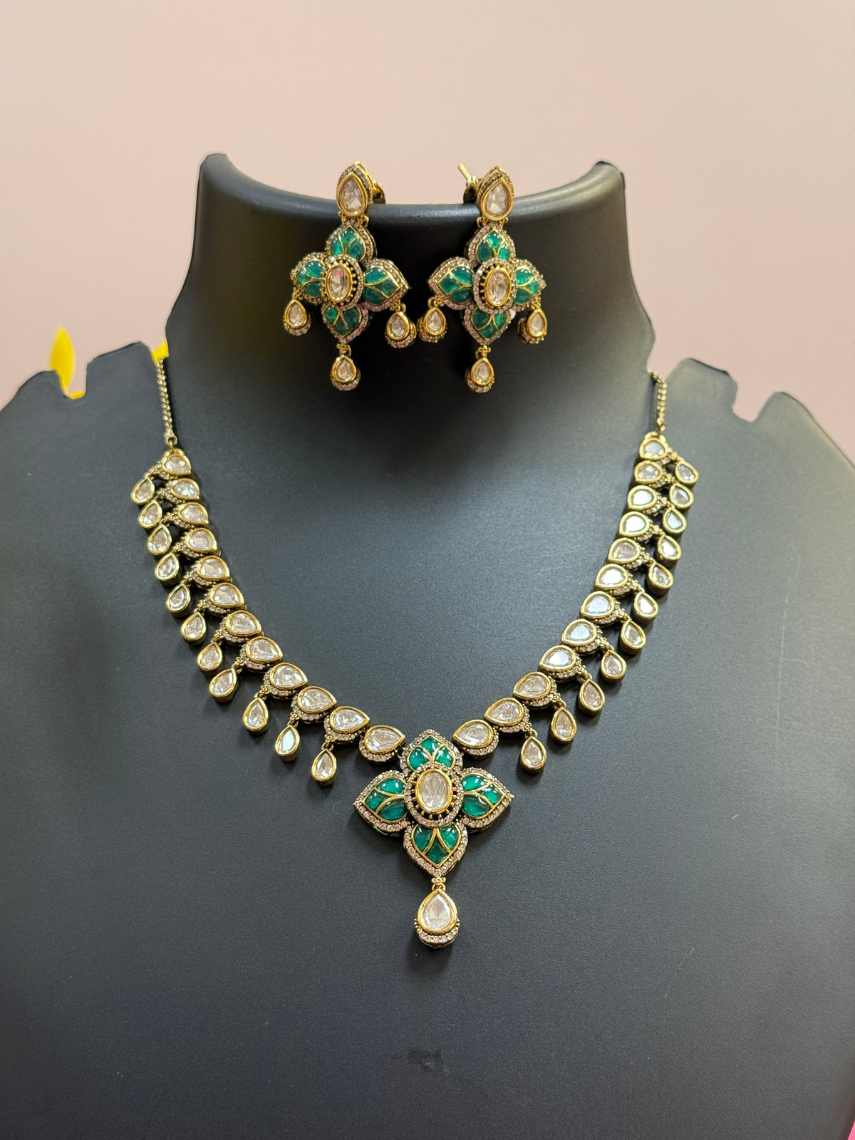 Eye catching -Kundan Necklace set