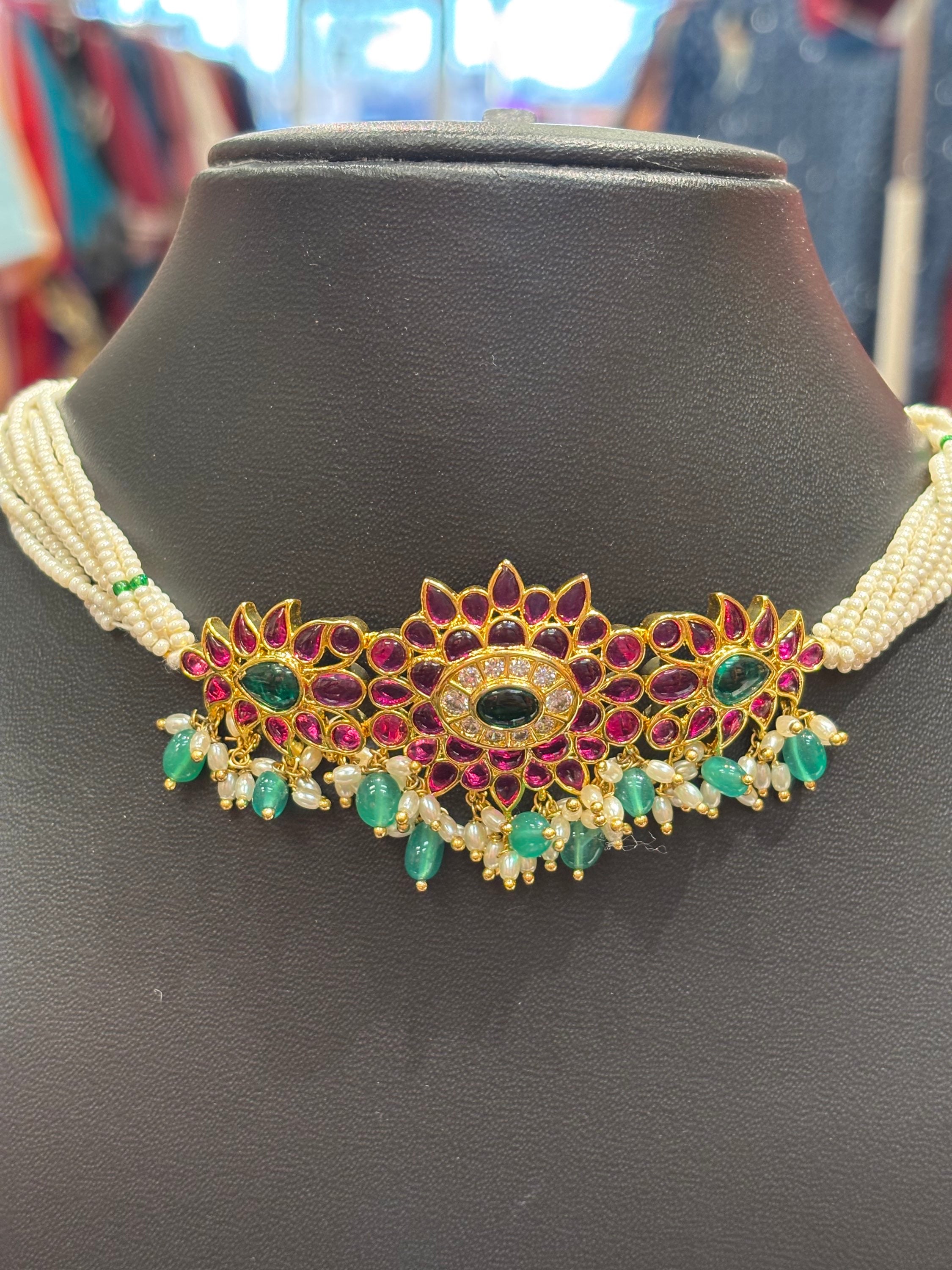 Choker set with small white pearls image 1