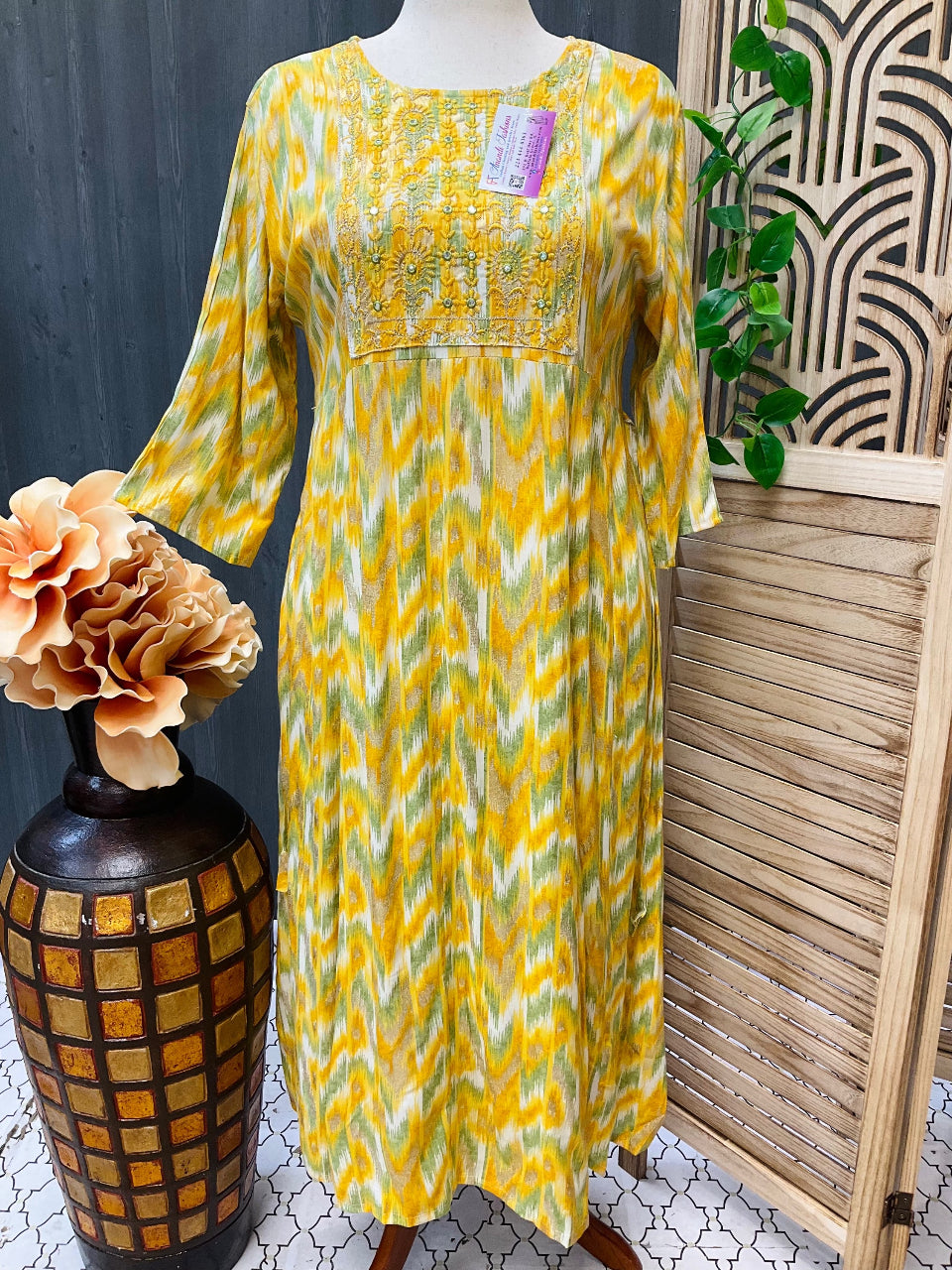 Size 44/US L-Elegant Yellow Rayon Long Kurti image 0