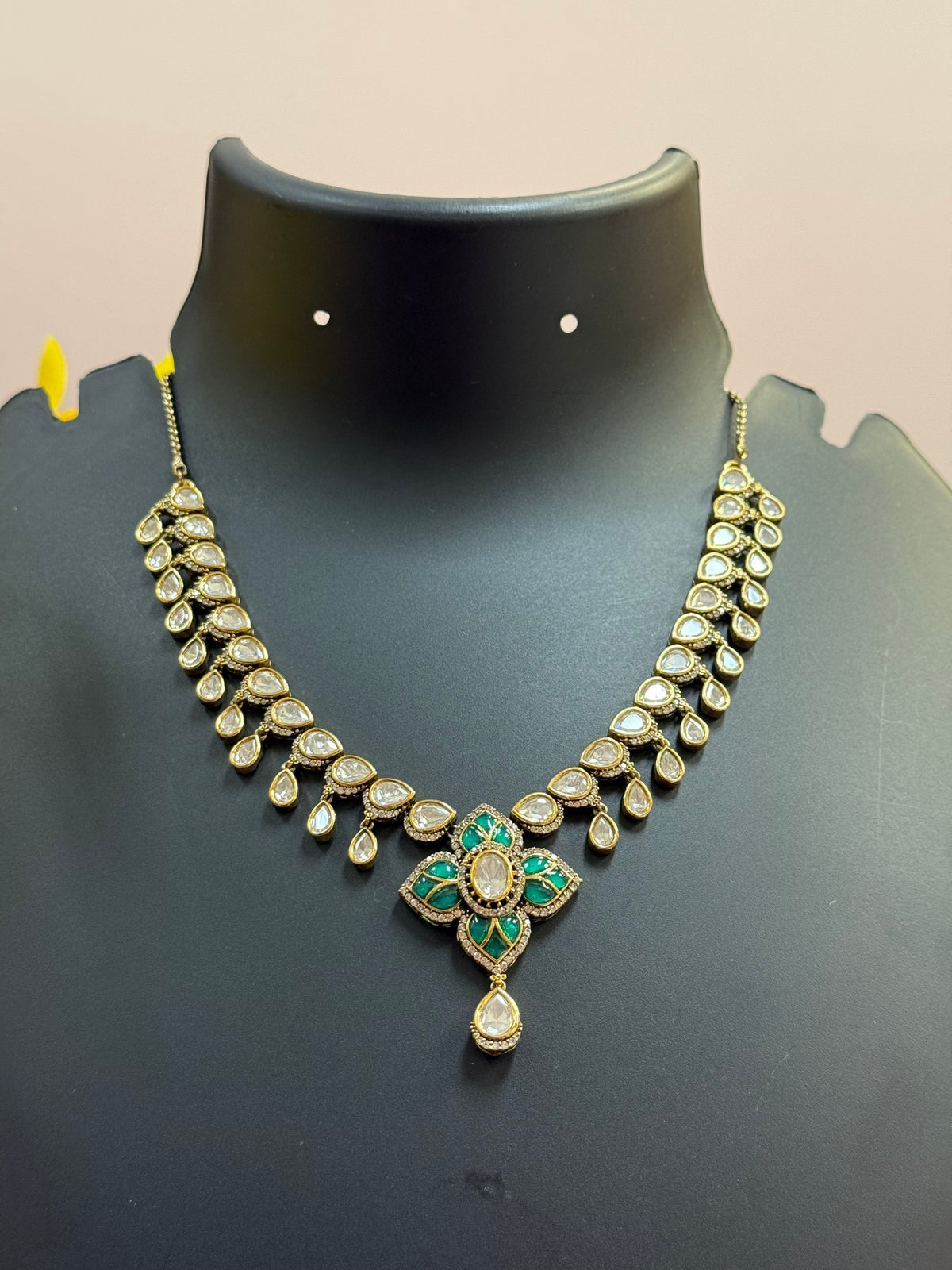 Eye catching -Kundan Necklace set