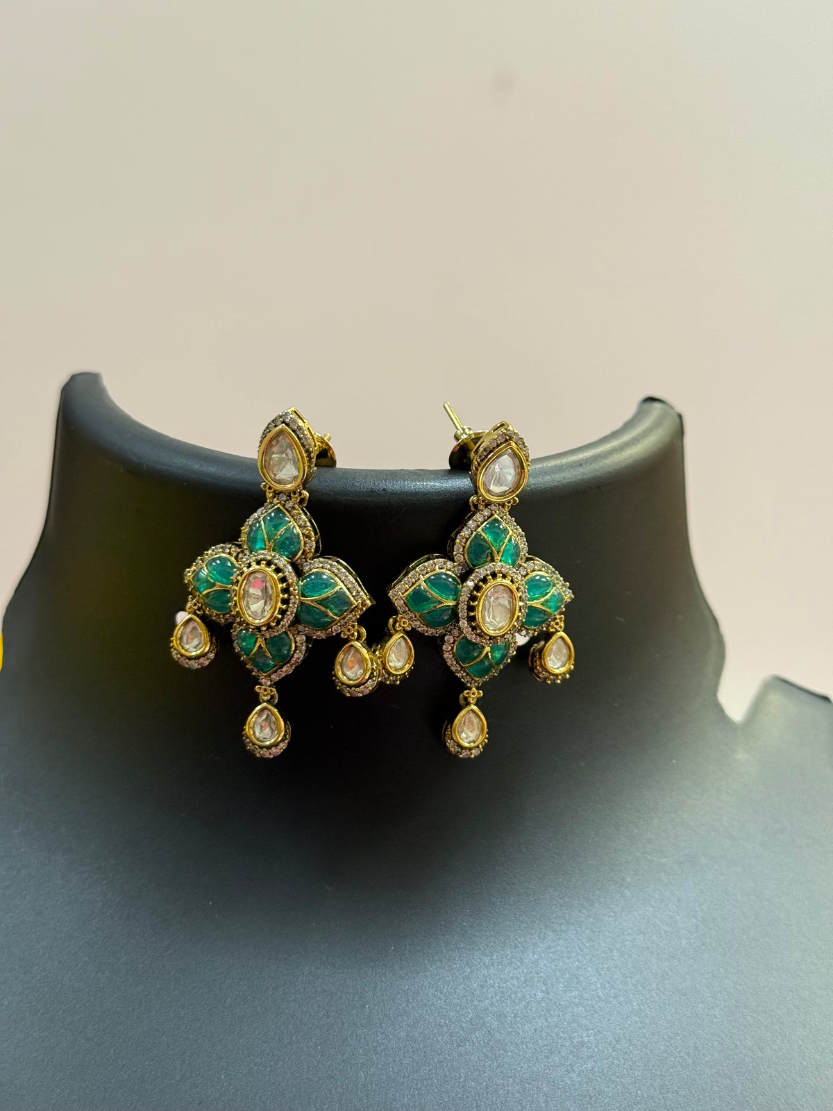 Eye catching -Kundan Necklace set