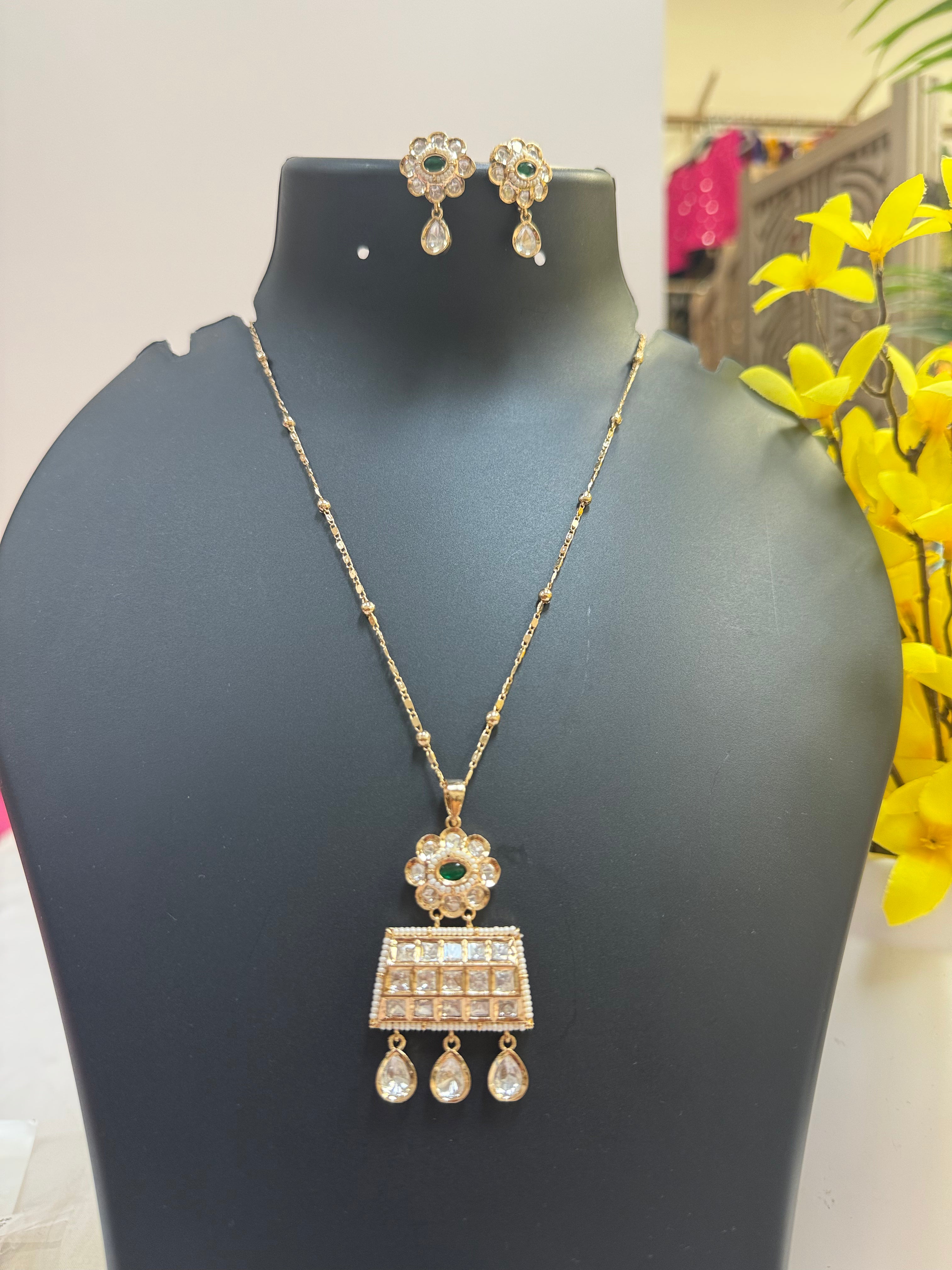 Chain With Flower Style Kundan Pendantset