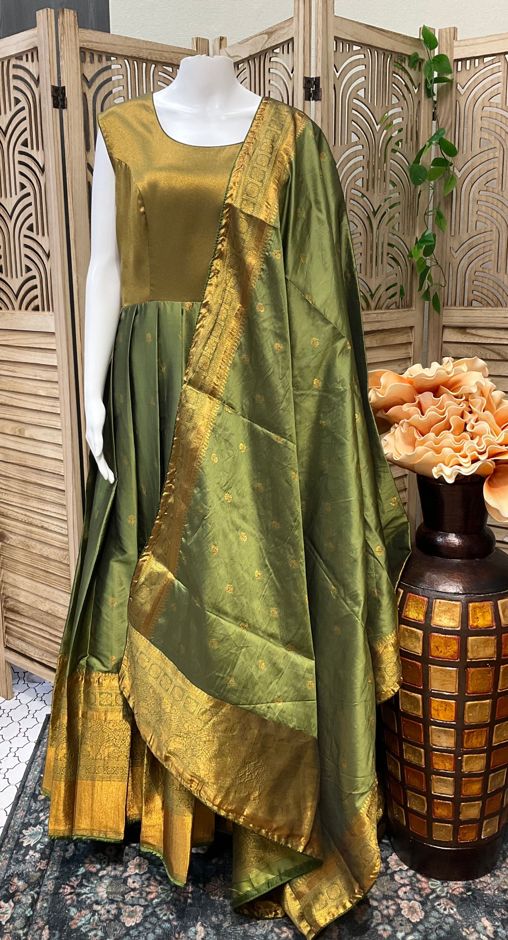 Size 44/US L-Green Heavy party wear Silk long dress