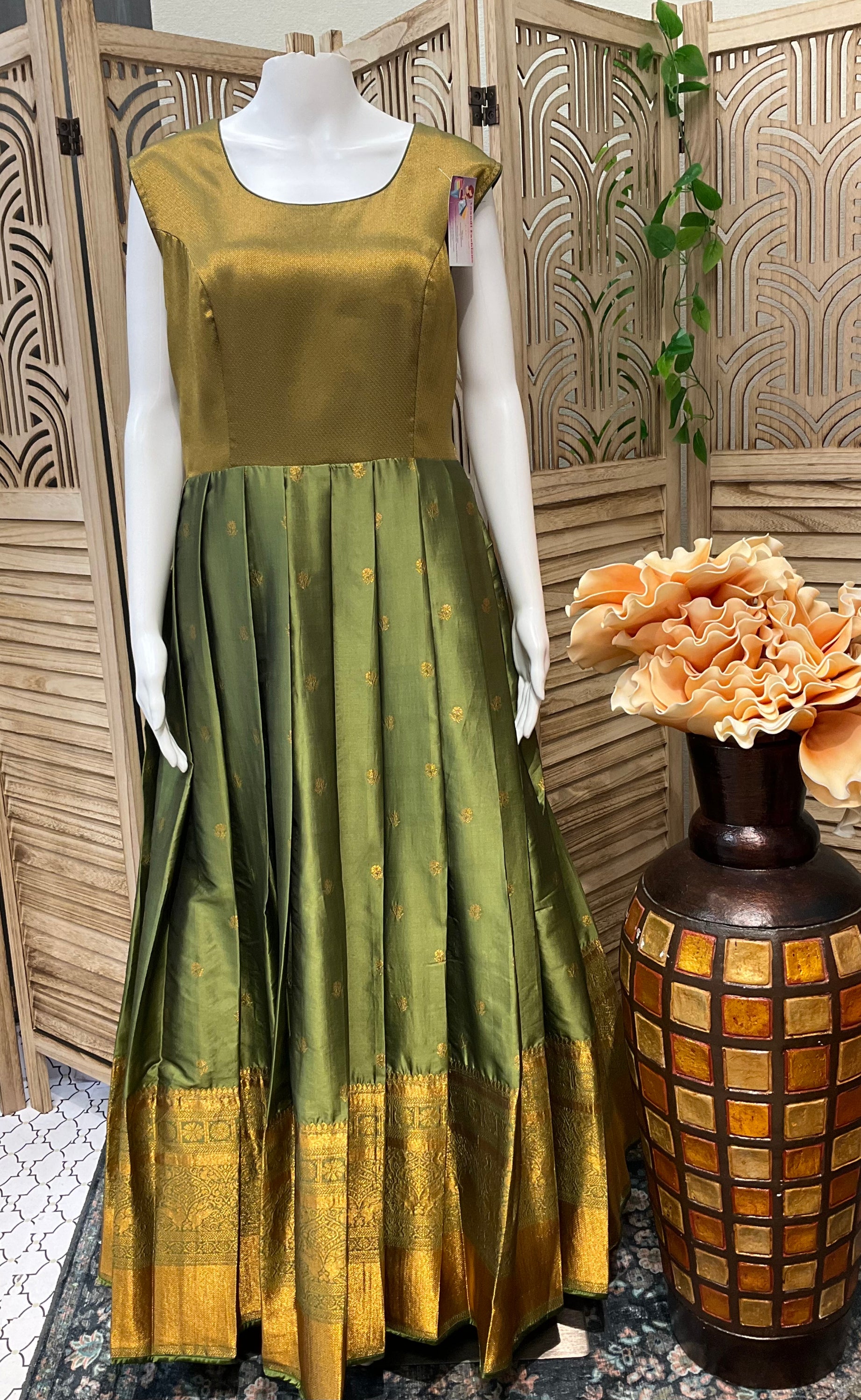 Size 44/US L-Green Heavy party wear Silk long dress