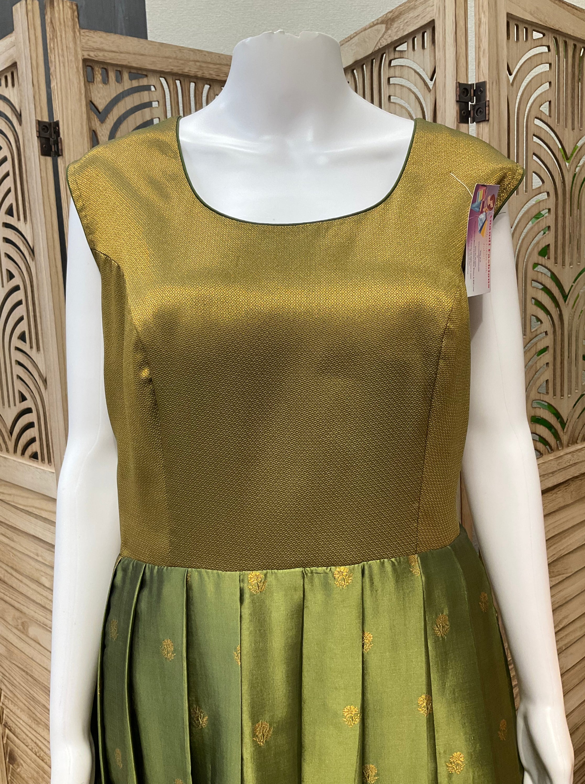 Size 44/US L-Green Heavy party wear Silk long dress