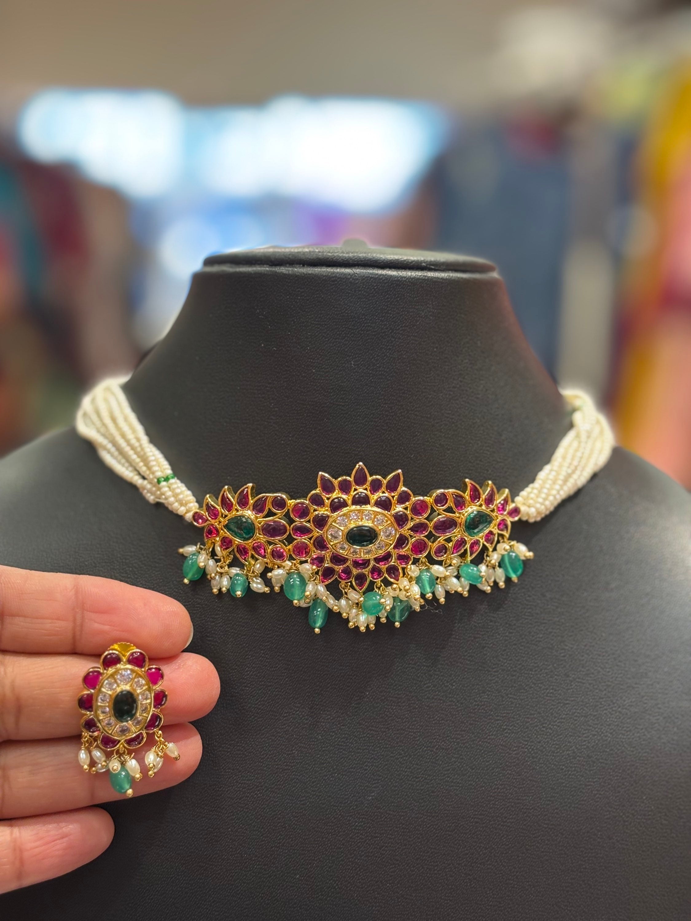 Choker set with small white pearls image 0