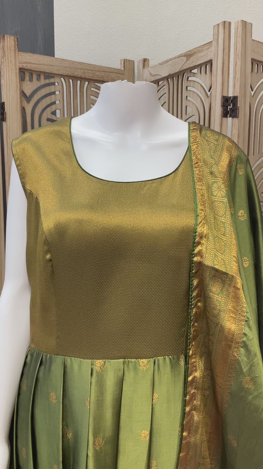 Size 44/US L-Green Heavy party wear Silk long dress